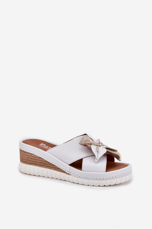 Pantoufles en cuir Féminin Sur un coin Avec des décorations Une fleur Artiker 52C0537 couleur blanche