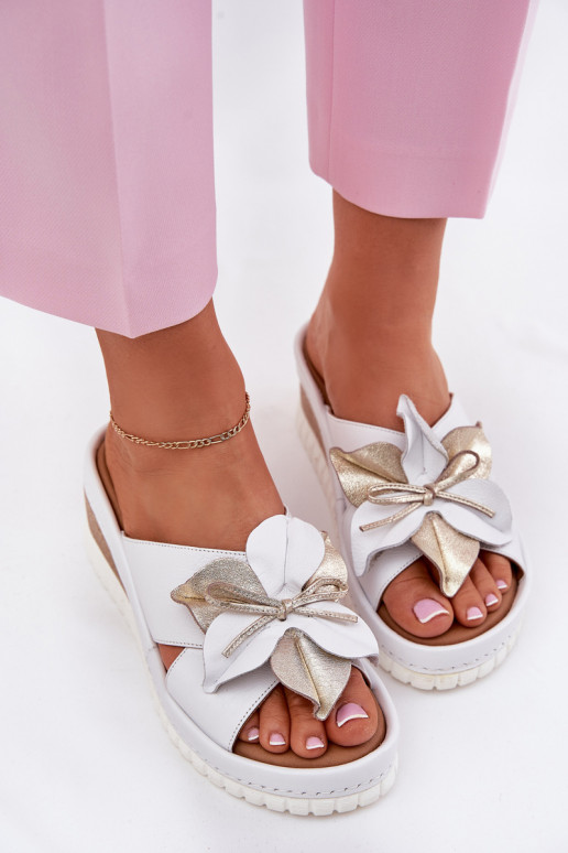 Pantoufles en cuir Féminin Sur un coin Avec des décorations Une fleur Artiker 52C0537 couleur blanche