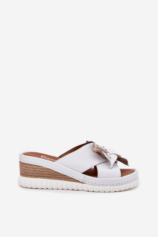 Pantoufles en cuir Féminin Sur un coin Avec des décorations Une fleur Artiker 52C0537 couleur blanche