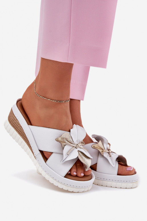 Pantoufles en cuir Féminin Sur un coin Avec des décorations Une fleur Artiker 52C0537 couleur blanche