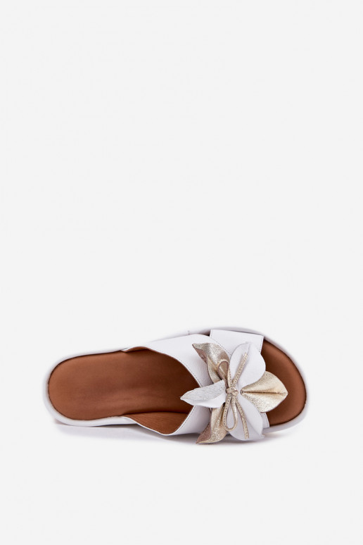 Pantoufles en cuir Féminin Sur un coin Avec des décorations Une fleur Artiker 52C0537 couleur blanche