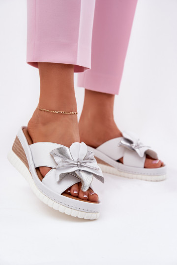 Pantoufles en cuir Féminin Sur un coin Avec des décorations Une fleur Artiker 54C0538 Blanc-couleur argent 2