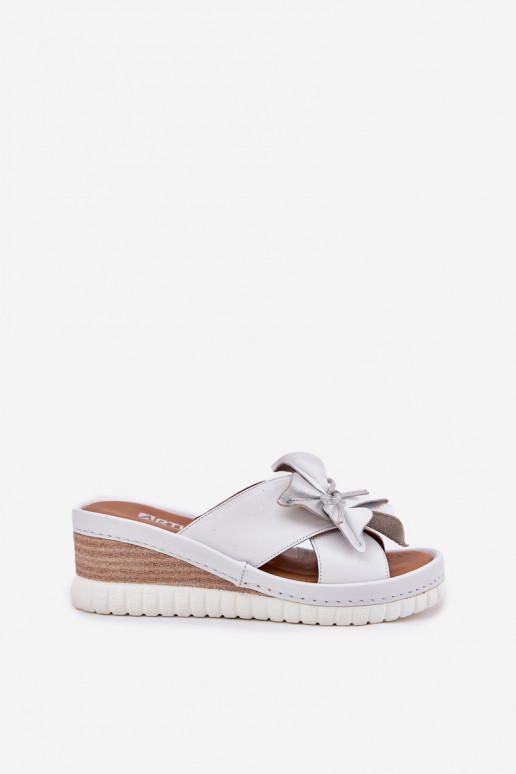 Pantoufles en cuir Féminin Sur un coin Avec des décorations Une fleur Artiker 54C0538 Blanc-couleur argent Pantoufles en cuir Féminin Sur un coin Avec des décorations Une fleur Artiker 54C0538 Blanc-couleur argent