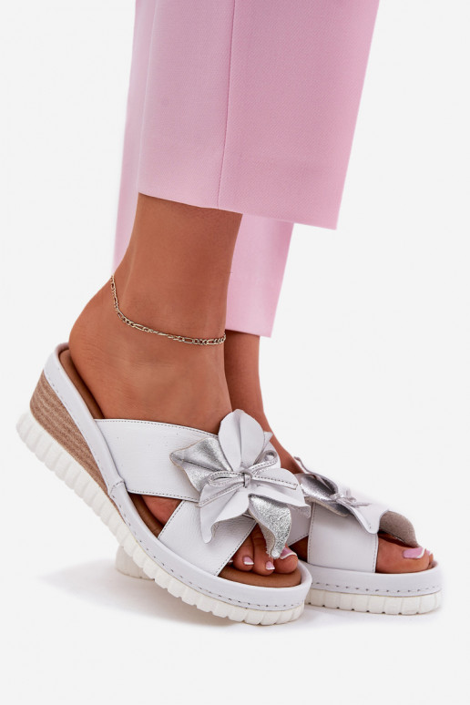 Pantoufles en cuir Féminin Sur un coin Avec des décorations Une fleur Artiker 54C0538 Blanc-couleur argent Pantoufles en cuir Féminin Sur un coin Avec des décorations Une fleur Artiker 54C0538 Blanc-couleur argent