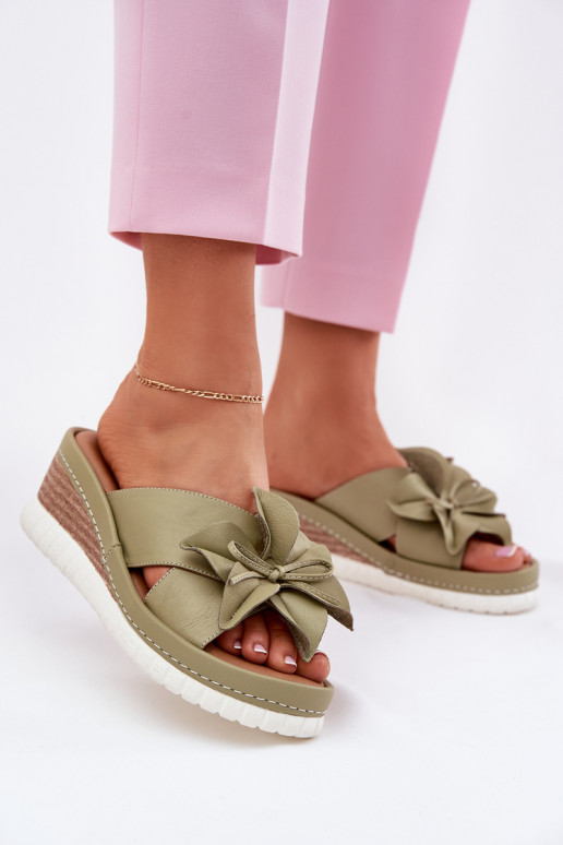 Pantoufles en cuir Féminin Sur un coin Avec des décorations Une fleur Artiker 52C0503 couleur verte Pantoufles en cuir Féminin Sur un coin Avec des décorations Une fleur Artiker 52C0503 couleur verte