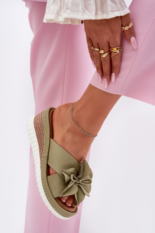 Pantoufles en cuir Féminin Sur un coin Avec des décorations Une fleur Artiker 52C0503 couleur verte Pantoufles en cuir Féminin Sur un coin Avec des décorations Une fleur Artiker 52C0503 couleur verte