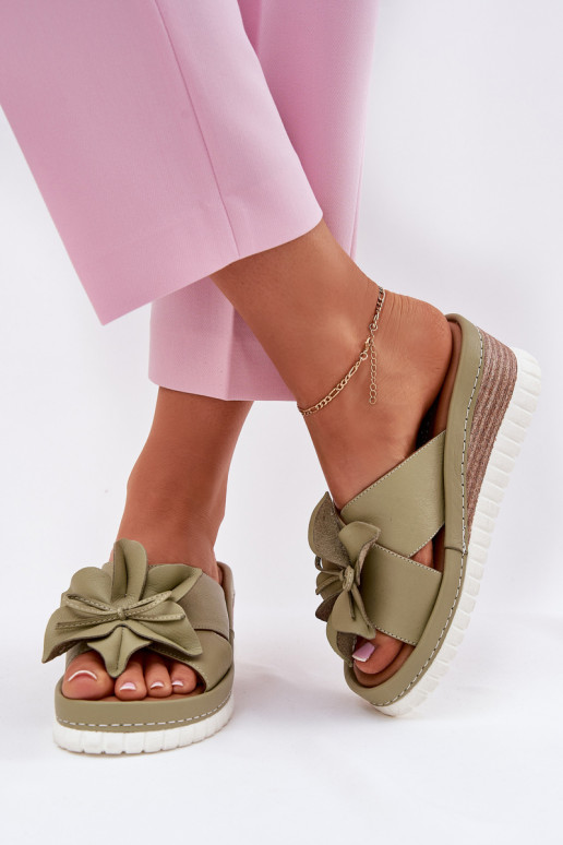 Pantoufles en cuir Féminin Sur un coin Avec des décorations Une fleur Artiker 52C0503 couleur verte Pantoufles en cuir Féminin Sur un coin Avec des décorations Une fleur Artiker 52C0503 couleur verte