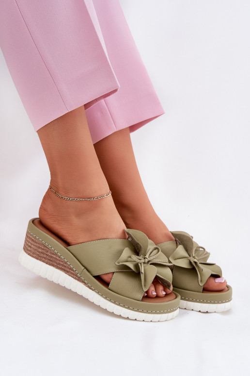 Pantoufles en cuir Féminin Sur un coin Avec des décorations Une fleur Artiker 52C0503 couleur verte Pantoufles en cuir Féminin Sur un coin Avec des décorations Une fleur Artiker 52C0503 couleur verte