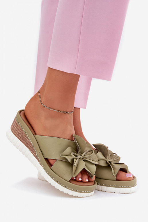 Pantoufles en cuir Féminin Sur un coin Avec des décorations Une fleur Artiker 52C0503 couleur verte Pantoufles en cuir Féminin Sur un coin Avec des décorations Une fleur Artiker 52C0503 couleur verte