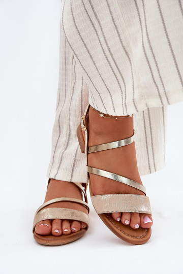 Sandales pour femmes Féminin avec des talons larges Il fautciejka 06966-25 couleur dorée