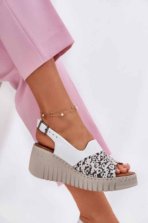 Sandales pour femmesActivéturalnej Skóry Sur un coin Artiker 56C0958 couleur blanche Sandales pour femmesActivéturalnej Skóry Sur un coin Artiker 56C0958 couleur blanche