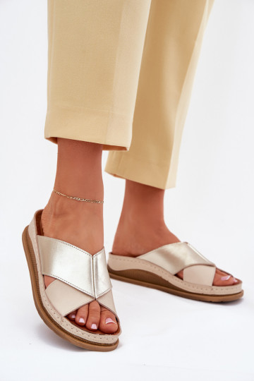 Pantoufles en cuir Féminin avec une plateforme Il fautciejka L4986-37 beige-couleur dorée