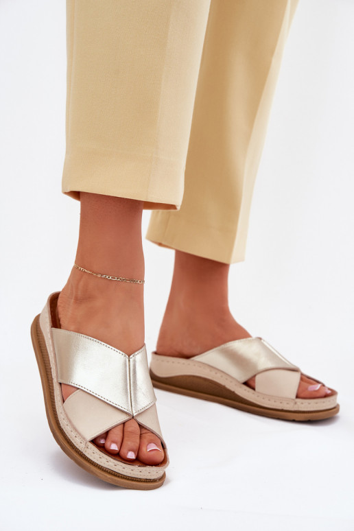 Pantoufles en cuir Féminin avec une plateforme Il fautciejka L4986-37 beige-couleur dorée Pantoufles en cuir Féminin avec une plateforme Il fautciejka L4986-37 beige-couleur dorée