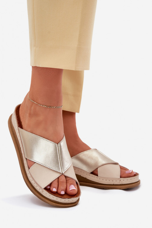 Pantoufles en cuir Féminin avec une plateforme Il fautciejka L4986-37 beige-couleur dorée Pantoufles en cuir Féminin avec une plateforme Il fautciejka L4986-37 beige-couleur dorée