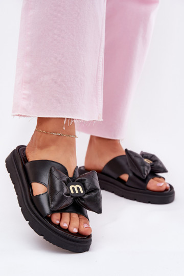 Pantoufles en cuir Féminin avec une plateforme avec des rubans CheBello 4647 couleur noire