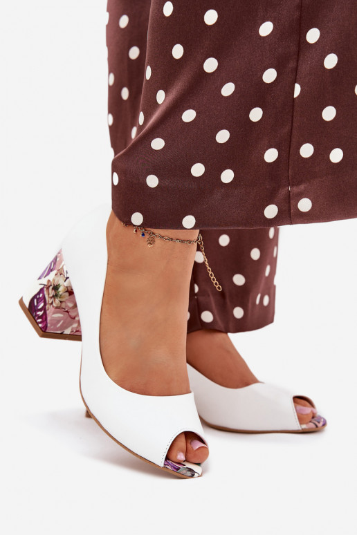 Peau Chaussures avec des talons décorés LeÀski Shoes 2608/K couleur blanche Peau Chaussures avec des talons décorés LeÀski Shoes 2608/K couleur blanche