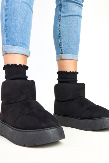 Bottes de neige noires isolées sur plateforme, Ribeiro
