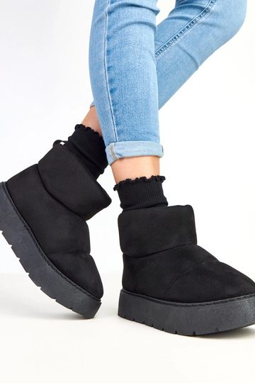 Bottes de neige noires isolées sur plateforme, Ribeiro 2