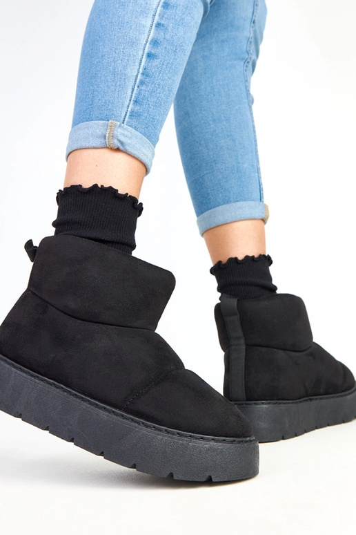 Bottes de neige noires isolées sur... Bottes de neige noires isolées sur...