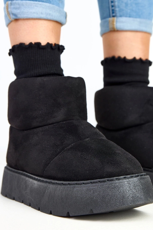 Bottes de neige noires isolées sur... Bottes de neige noires isolées sur...