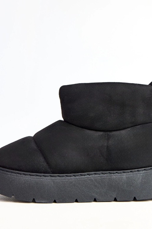 Bottes de neige noires isolées sur... Bottes de neige noires isolées sur...