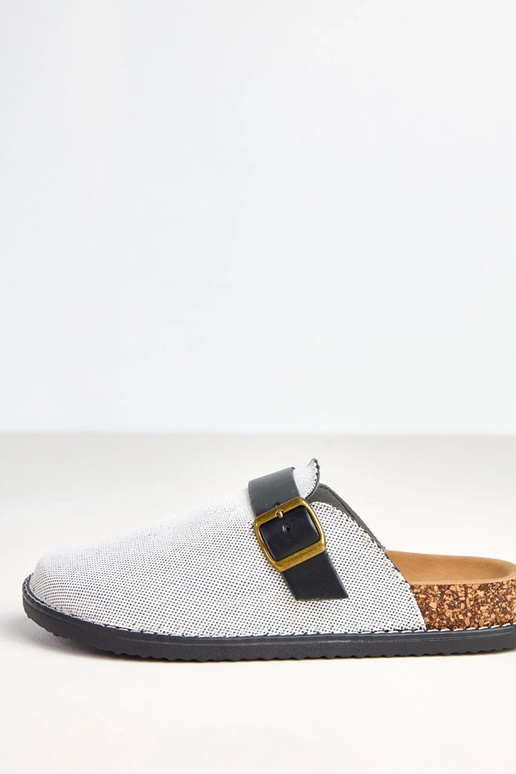 Chaussons noirs sur plateforme en... Chaussons noirs sur plateforme en...