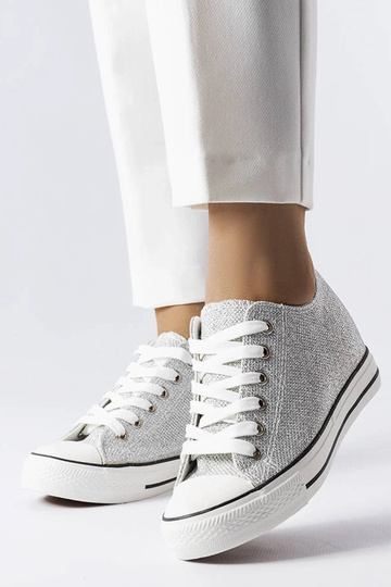 Baskets argentées...