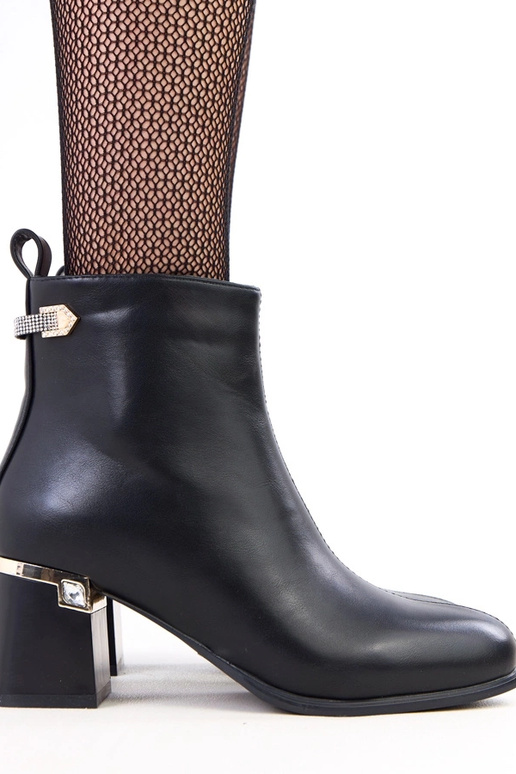 Bottines noires avec décoration...