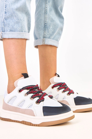 Baskets noires avec lacets...