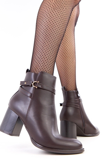 Bottines marron avec une sangle décorative sur la tige Klaus