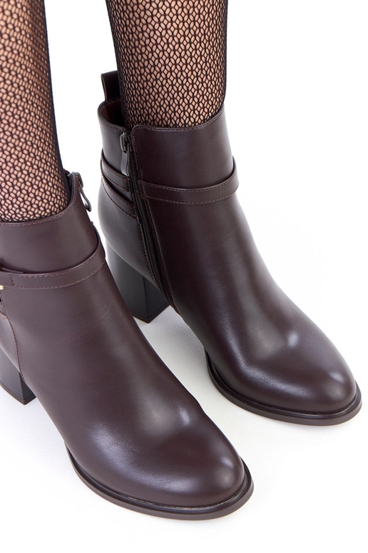 Bottines marron avec une sangle...