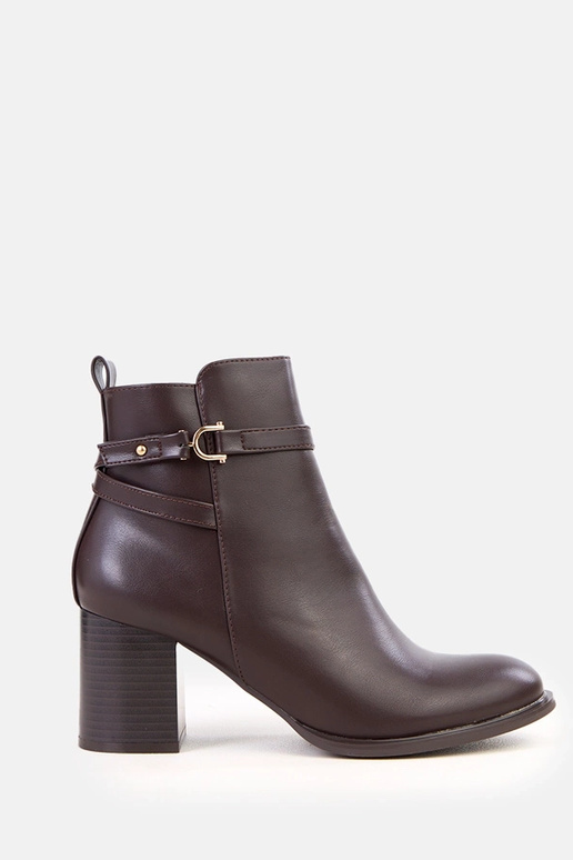 Bottines marron avec une sangle...