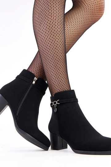 Bottines noires avec une sangle décorative en simili cuir Vernona