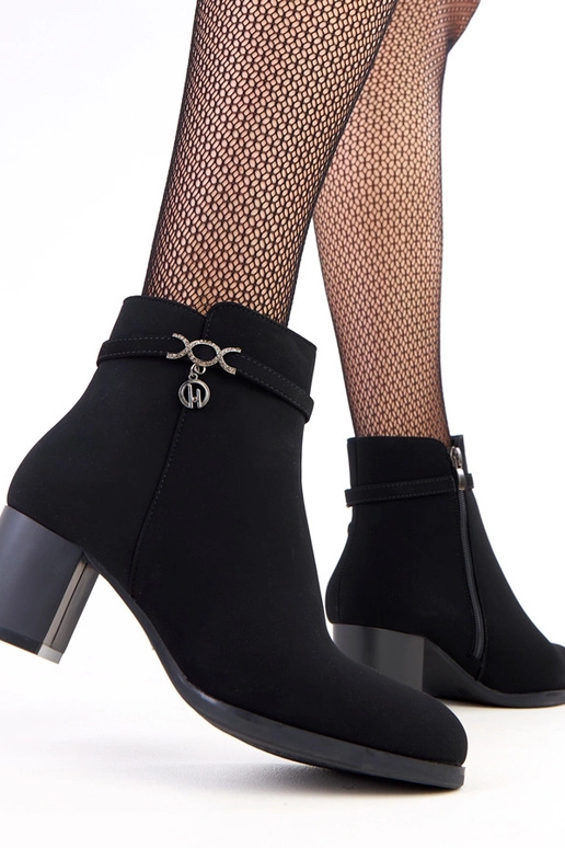 Bottines noires avec une sangle...