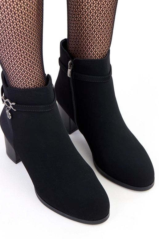 Bottines noires avec une sangle...
