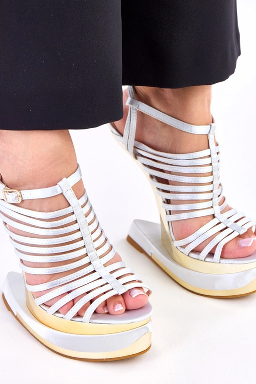 Sandales grises sur talon futuriste...