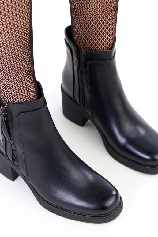 Bottines noires avec un petit talon...