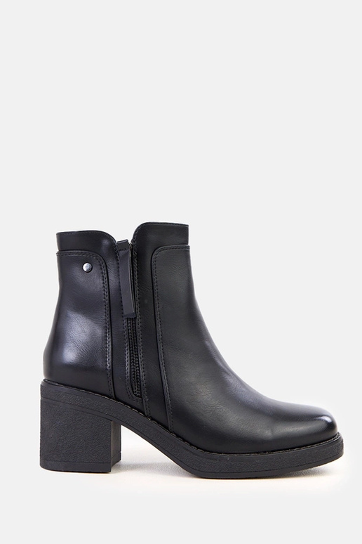 Bottines noires avec un petit talon...