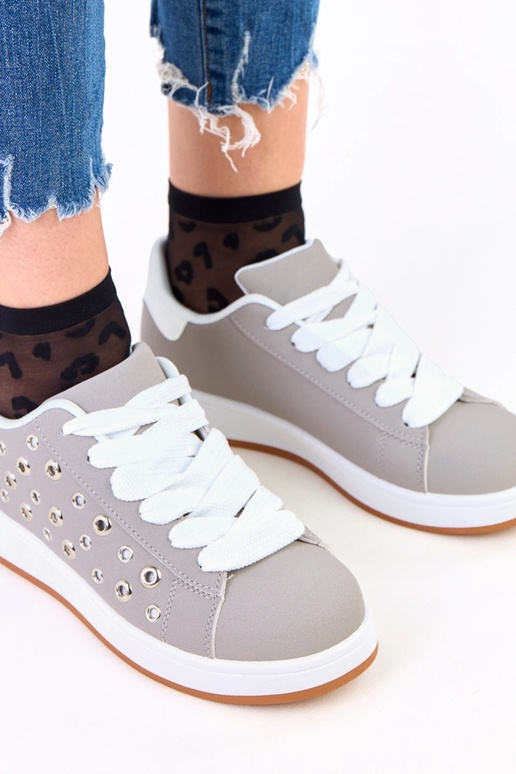 Baskets grises sur plateforme avec...