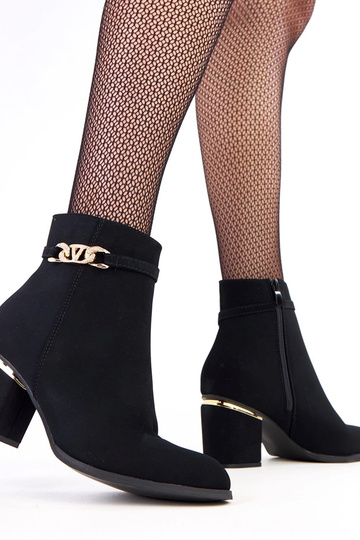 Bottines noires en simili cuir mat avec décor doré „Klares"