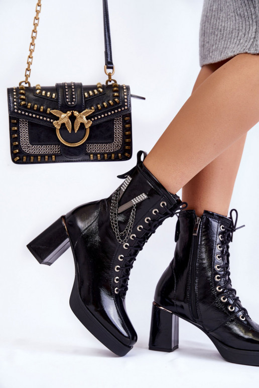 À la mode réchauffer Peau Bottes avec des ornements couleur noire Il fautlta