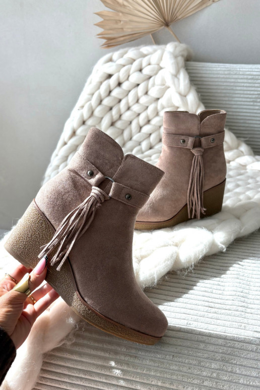 réchauffer Bottes pour femmes Sur un coin avec des franges beige Olivarae