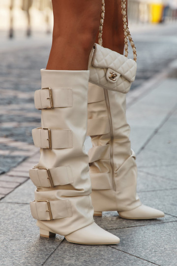 Bottes montantes pour femmes à talons, empeigne cousue et boucles dorées couleur ivoire Isavelle 2