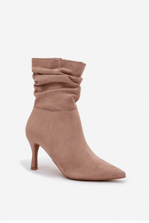 Bottines pour femmes avec talons fins, tige courbée en simili daim et fermeture couleur sable "Ulisse"