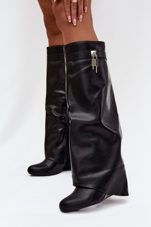 Bottes longues pour femmes sur plateforme avec sangles et détails argentés en simili cuir noir Korivelle Bottes longues pour femmes sur plateforme avec sangles et détails argentés en simili cuir noir Korivelle