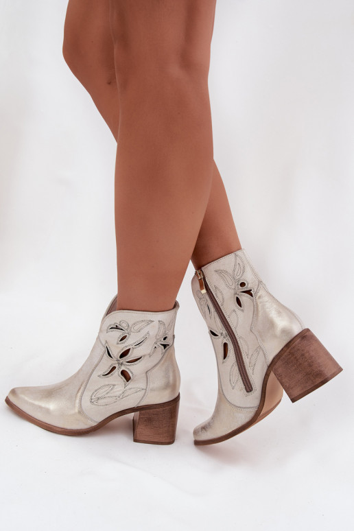 Bottes pour femmes avec des éléments ajourésActivéturalnej Skóry avec des talons Zazoo 3690 couleur dorée Przecierany Bottes pour femmes avec des éléments ajourésActivéturalnej Skóry avec des talons Zazoo 3690 couleur dorée Przecierany