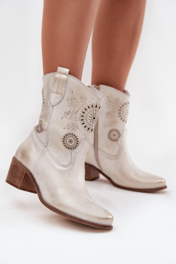 en daim Peau Bottes pour femmes avec des éléments ajourés avec des talons Zazoo 3844 couleur dorée Przecierany 2