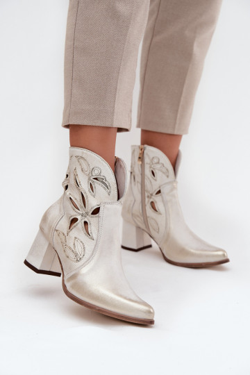 Peau avec des éléments ajourés Bottes pour femmes Zazoo 3647 couleur dorée Przecierany