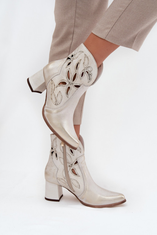 Peau avec des éléments ajourés Bottes pour femmes Zazoo 3647 couleur dorée Przecierany