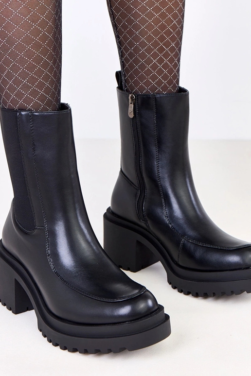 Czarne botki na słupku z elastyczną...